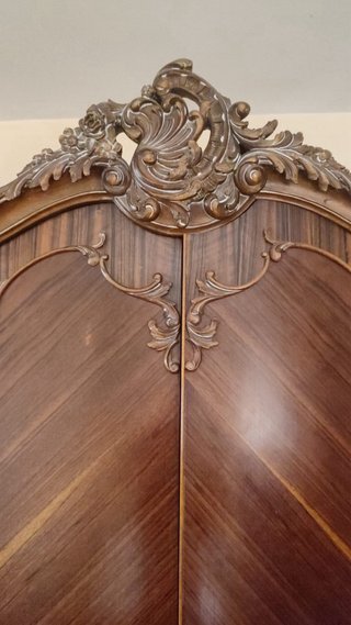 Armario antiguo de roble con detalles dorados