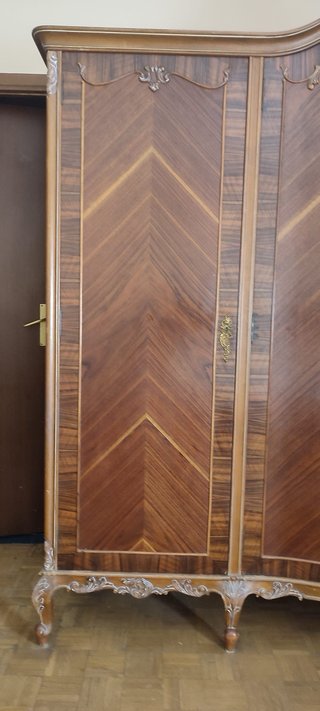Armario antiguo de roble con detalles dorados