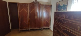 Armario antiguo de roble con detalles dorados