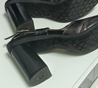 Zapatos de tacón negros y plateados