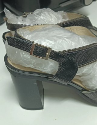 Zapatos de tacón negros y plateados