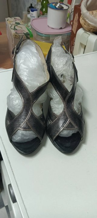 Zapatos de tacón negros y plateados