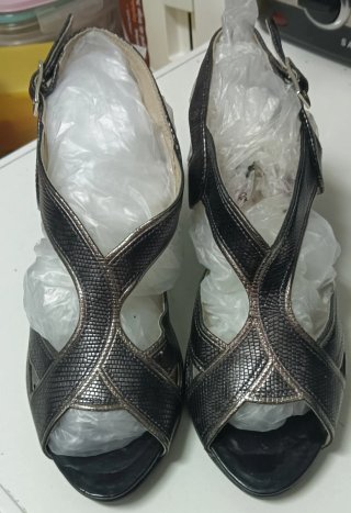 Zapatos de tacón negros y plateados