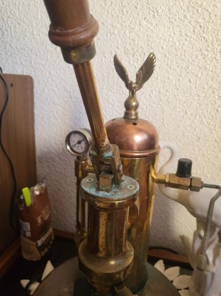 Cafetera antigua de latón y madera