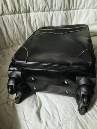Maleta de viaje negra con ruedas