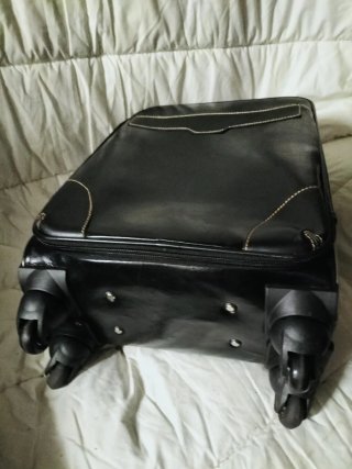 Maleta de viaje negra con ruedas