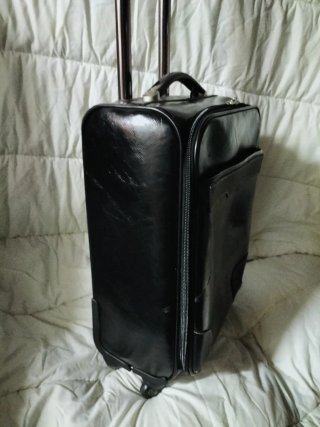 Maleta de viaje negra con ruedas
