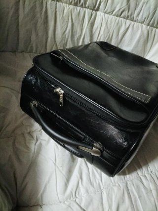 Maleta de viaje negra con ruedas