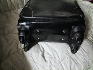 Maleta de viaje negra con ruedas