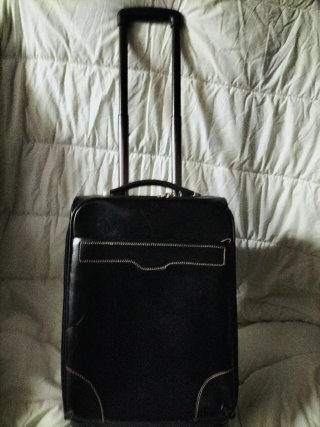 Maleta de viaje negra con ruedas