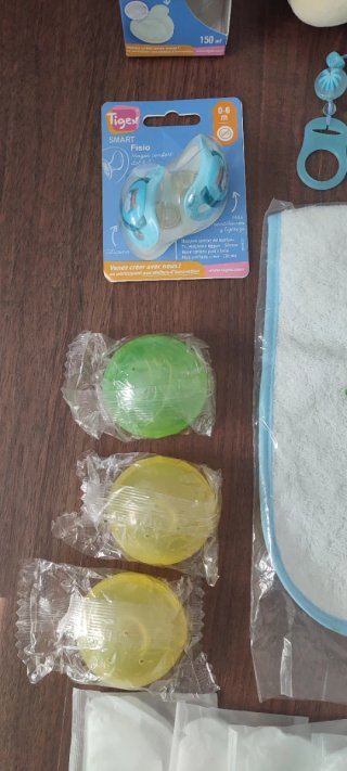 Lote bebé: biberón, chupete, babero...