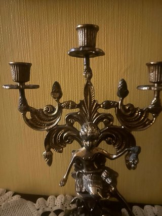 Reloj y candelabros de bronce