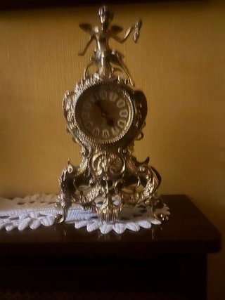 Reloj y candelabros de bronce