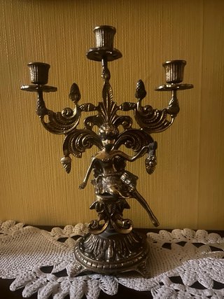 Reloj y candelabros de bronce