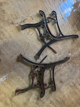 Patas de banco antiguas de hierro forjado