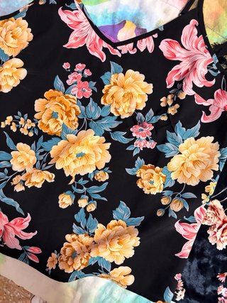 Top tirantes floral negro
