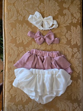 Conjunto body + 2 calções-saia + fitas