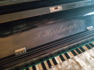 Piano antiguo negro