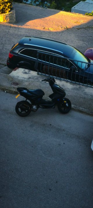 Yamaha Aerox Negra