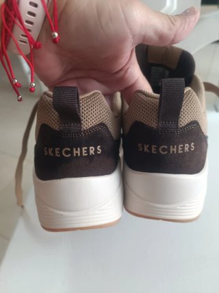 Tenis Skechers Marrón y Gris