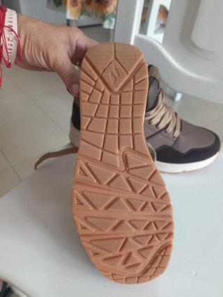 Tenis Skechers Marrón y Gris