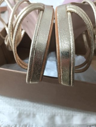 Sandalias doradas tacón tiras mujer