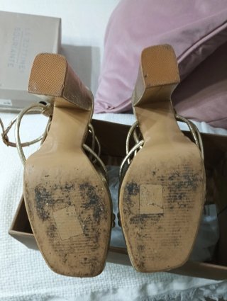 Sandalias doradas tacón tiras mujer