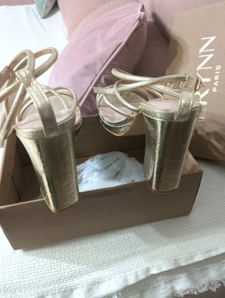 Sandalias doradas tacón tiras mujer