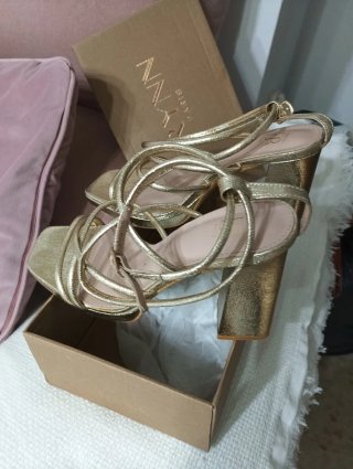 Sandalias doradas tacón tiras mujer
