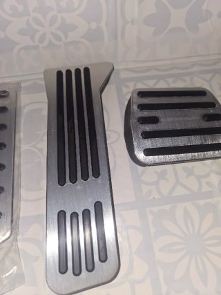 Embellecedores pedales coche aluminio