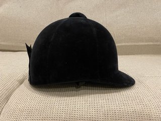 Casco de montar a caballo negro