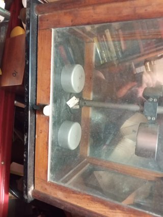 Antigua balanza farmacia con urna madera