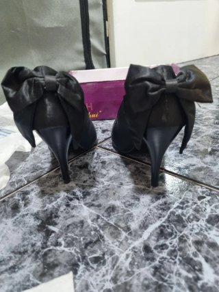 Zapatos de tacón negros con lazo
