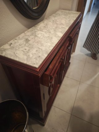Mueble de madera y mármol