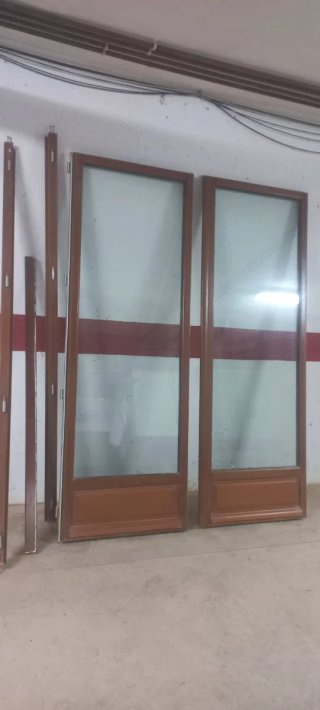 Puerta con marco de madera y cristal doble