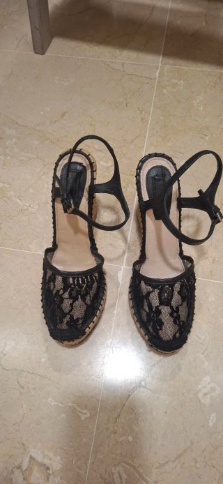 Sandalias cuña Uterqüe negras