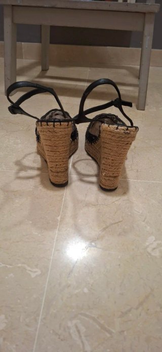 Sandalias cuña Uterqüe negras