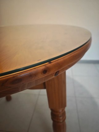 Mesa redonda de madera con cristal