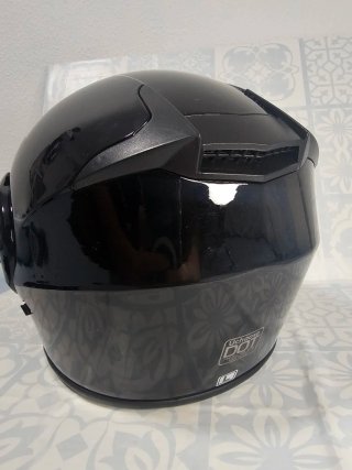 Casco de moto negro con guantes