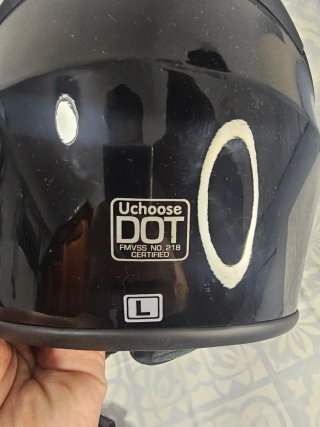 Casco de moto negro con guantes