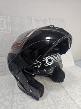 Casco de moto negro con guantes