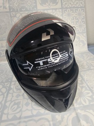 Casco de moto negro con guantes
