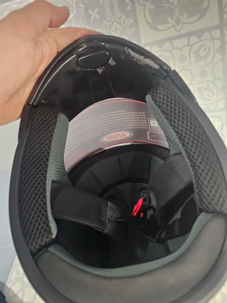 Casco de moto negro con guantes