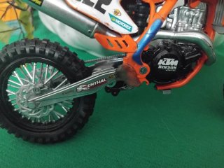 Modellino Moto Cross KTM Toni Cairoli
