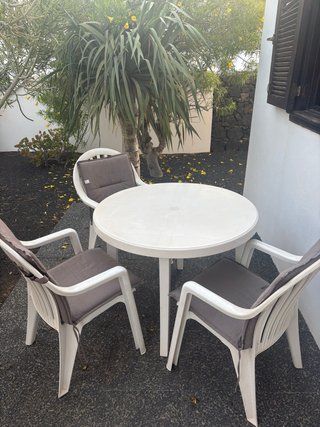 Mesa y 3 sillas de plástico
