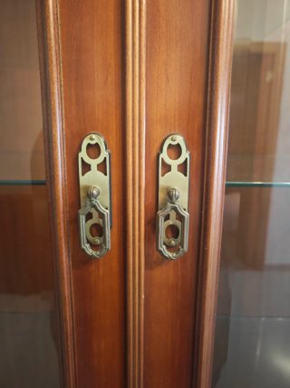 Mueble vitrina de madera y cristal
