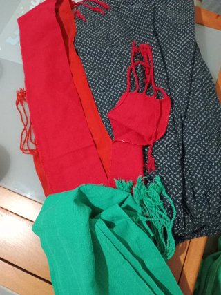 Ropa verde y roja