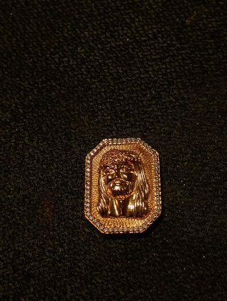Medalla de oro nórdico con circonitas