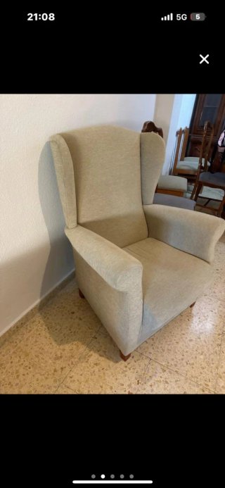 Sillón orejero clásico beige" o "Butaca orejera