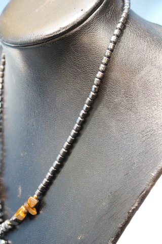 Collar de hematita y  ojo de tigre con elefante.